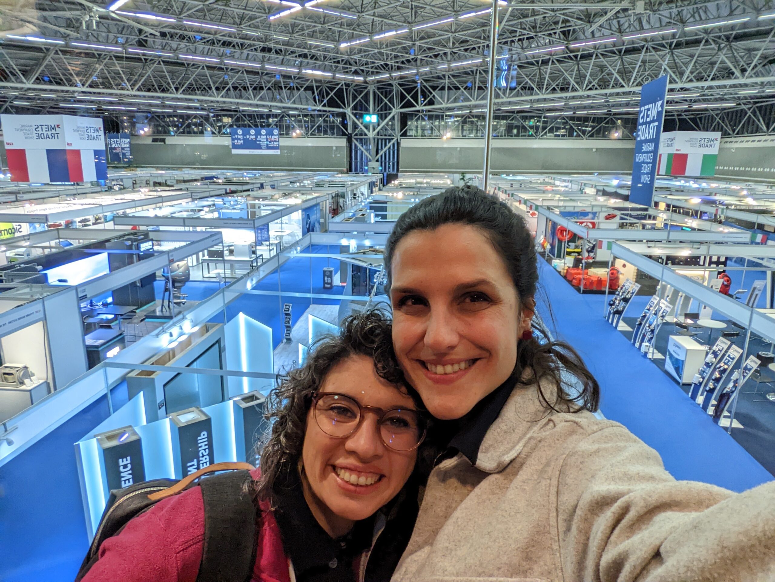 Duas mulheres no pavilhão da METSTRADE Show
