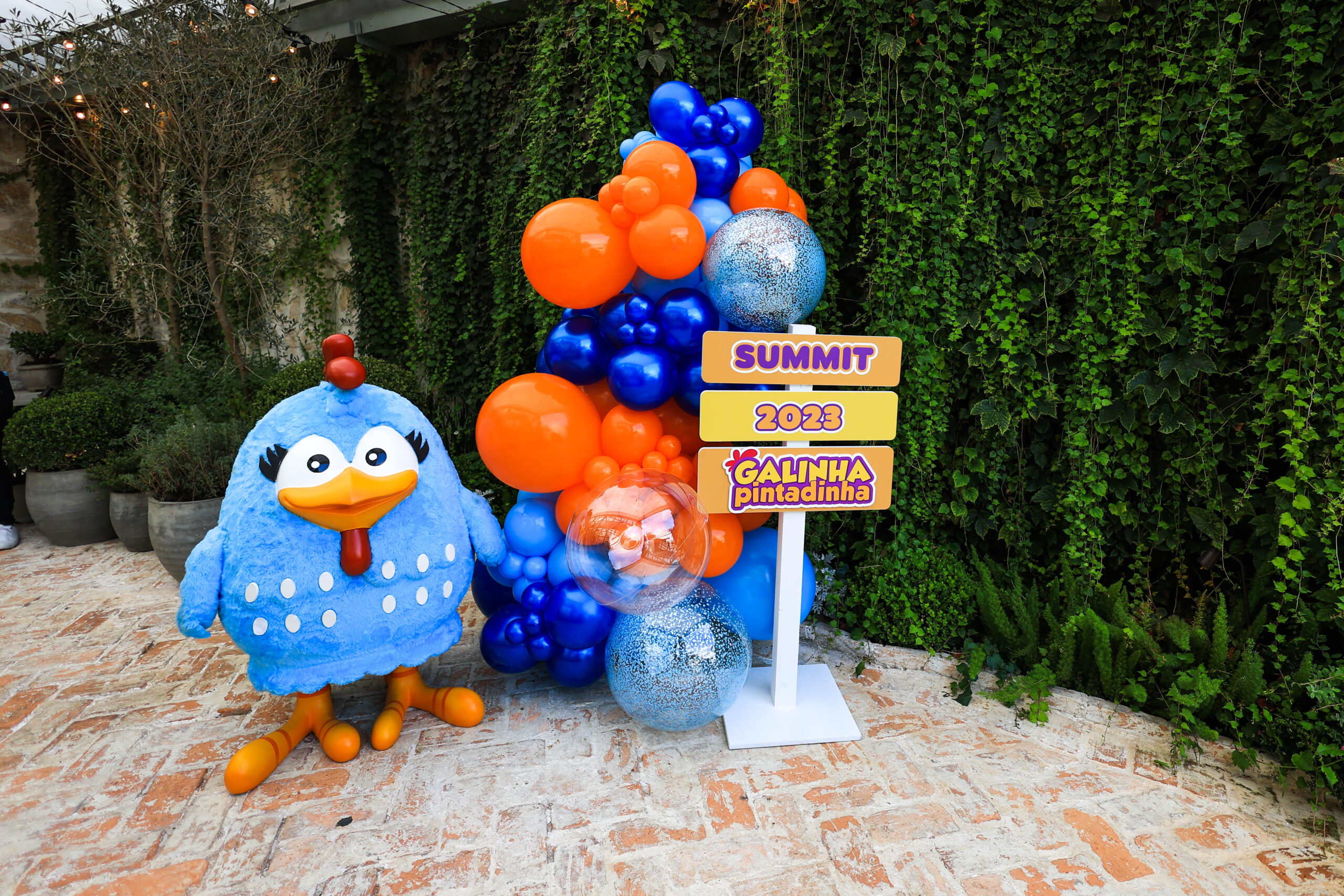 Decoração do Summit Galinha Pintadinha 2023 com personagem e balões