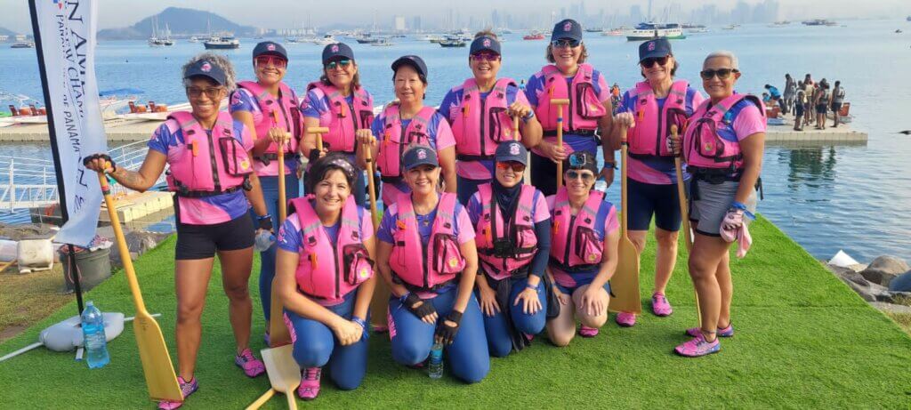Equipe feminina com coletes rosa reunida durante o Pan-Americano de Clubes