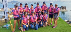 Equipe feminina com coletes rosa reunida durante o Pan-Americano de Clubes