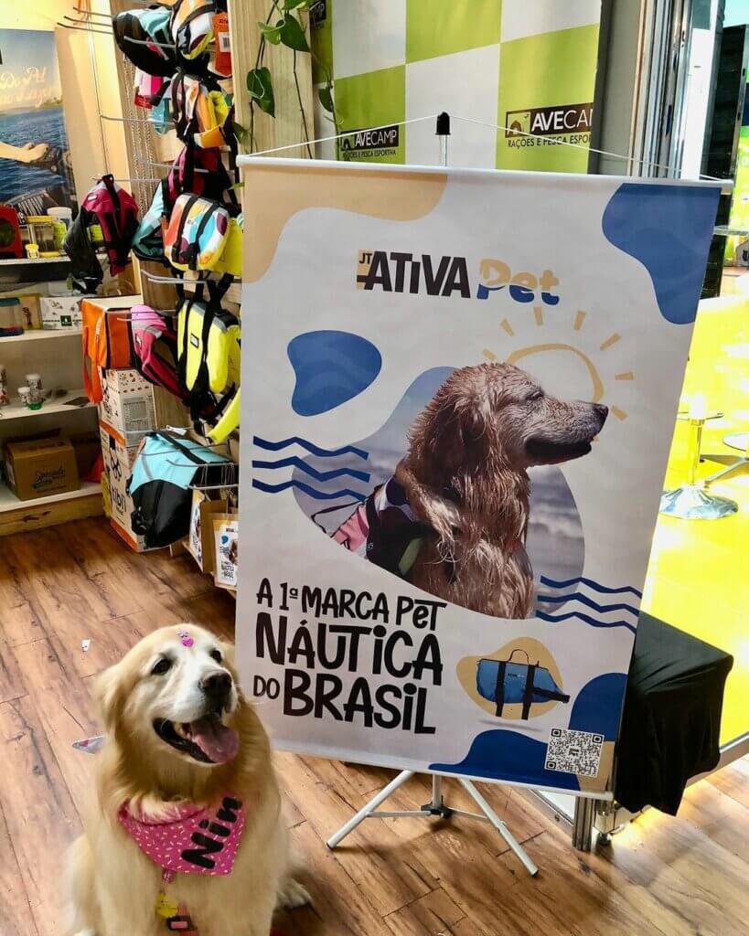 Cachorro ao lado de painel da Ativa Pet na Expo Pet Family