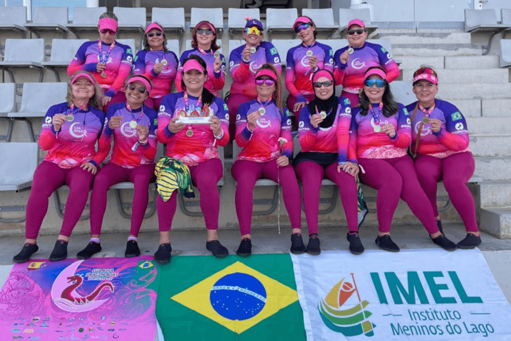 Grupo da Associação Lua Rosa reunido em arquibancada
