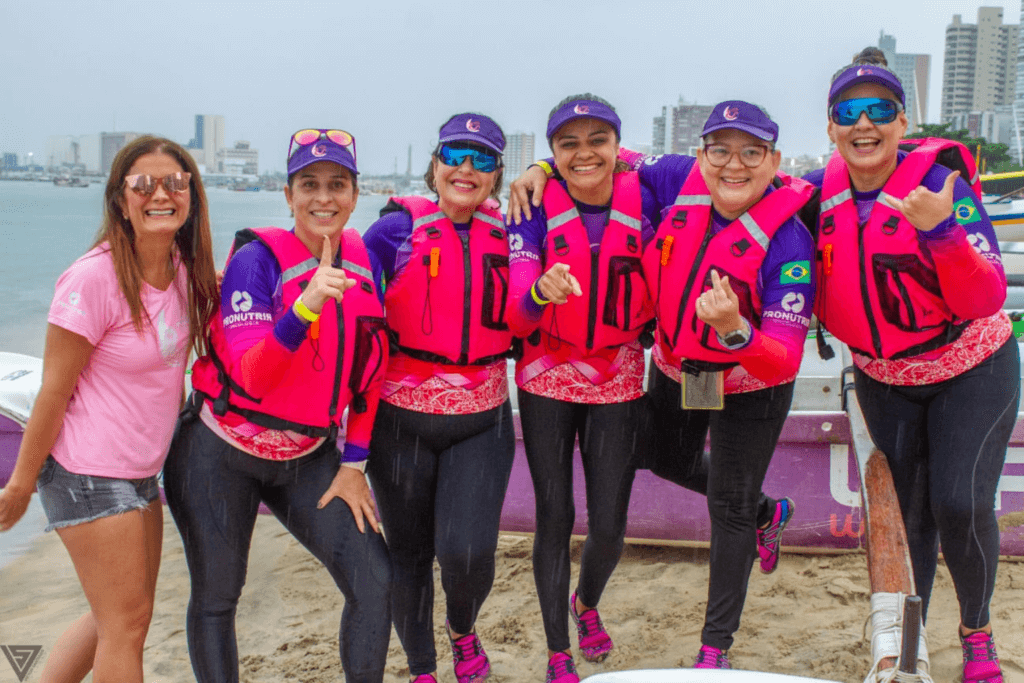 Integrantes da Associação Lua Rosa usando coletes salva-vidas rosa