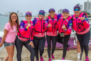 Integrantes da Associação Lua Rosa usando coletes salva-vidas rosa