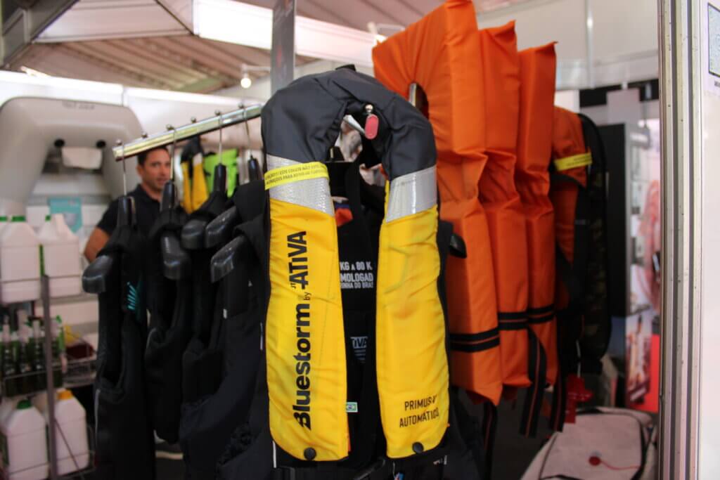 Coletes salva-vidas expostos em estande da Vela Show 2024
