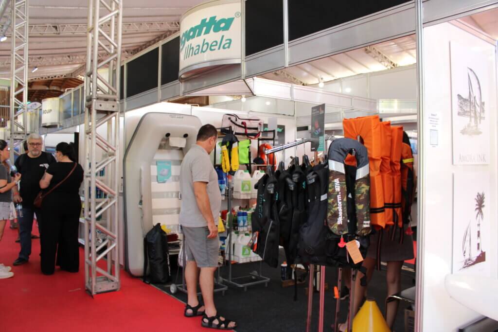 Estande com coletes salva-vidas e equipamentos na Vela Show 2024