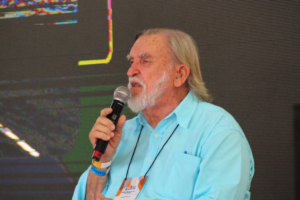 Palestrante falando ao microfone durante a Vela Show 2024
