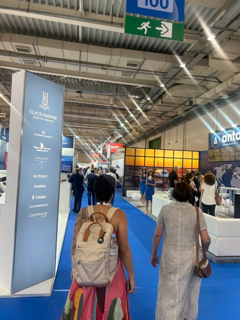 Corredor da feira Posidonia 2024 com estandes e visitantes