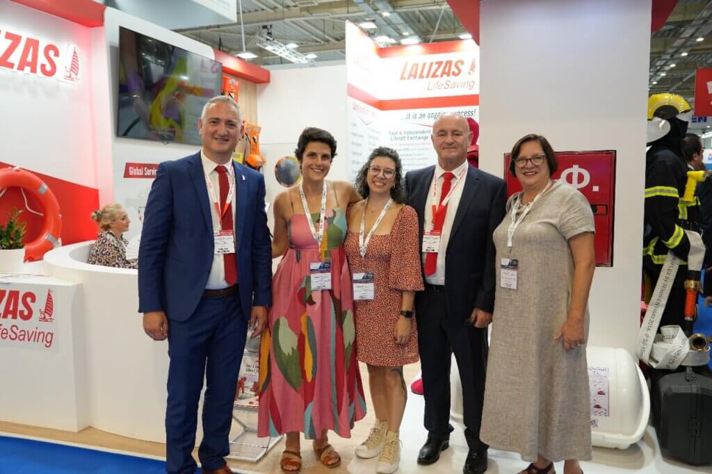 Grupo de participantes no estande da Lalizas durante a Posidonia 2024