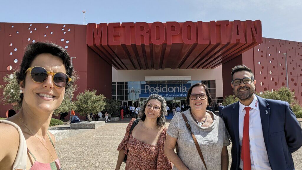 Quatro participantes em frente ao Metropolitan Expo durante a Posidonia 2024