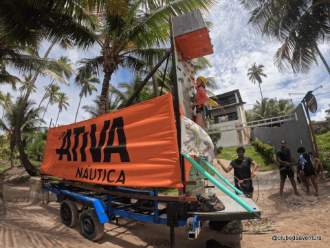 Estrutura do Clube da Aventura com faixa da Ativa Náutica em área de praia