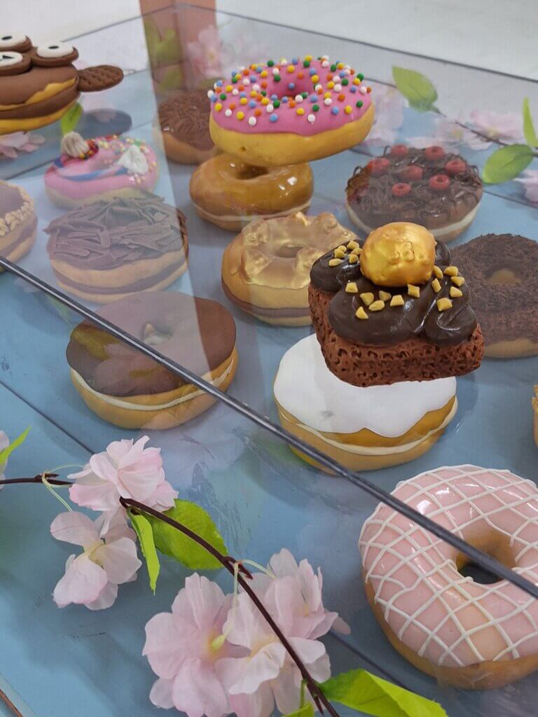 Mesa com doces decorados durante comemoração do Grupo Mães Paulínia