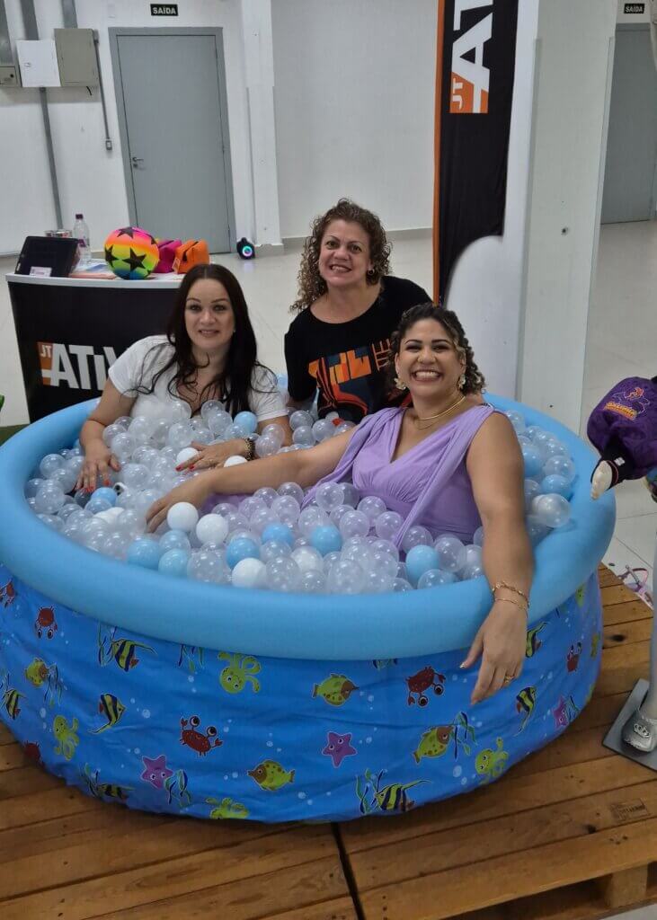 Participantes em piscina de bolinhas no evento do Grupo Mães Paulínia