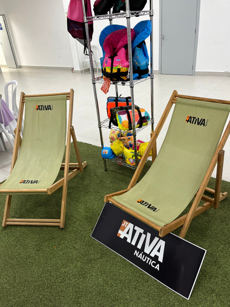 Espaço da Ativa Náutica com cadeiras e produtos em exposição
