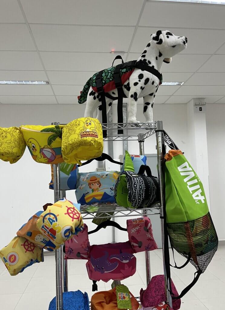Exposição de coletes e acessórios da Ativa Náutica e Ativa Pet
