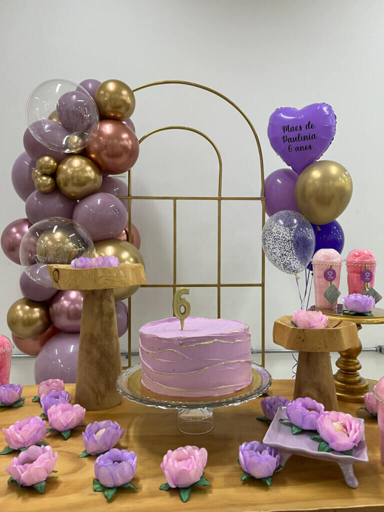 Mesa decorada com bolo e balões na comemoração de 6 anos do Grupo Mães Paulínia