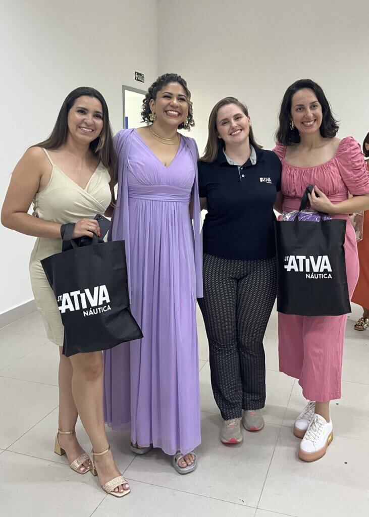 Quatro participantes com bolsas da Ativa Náutica durante evento do Grupo Mães Paulínia