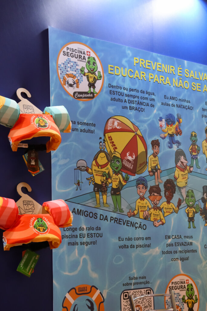 Painel educativo sobre prevenção de afogamentos com coletes infantis em exposição