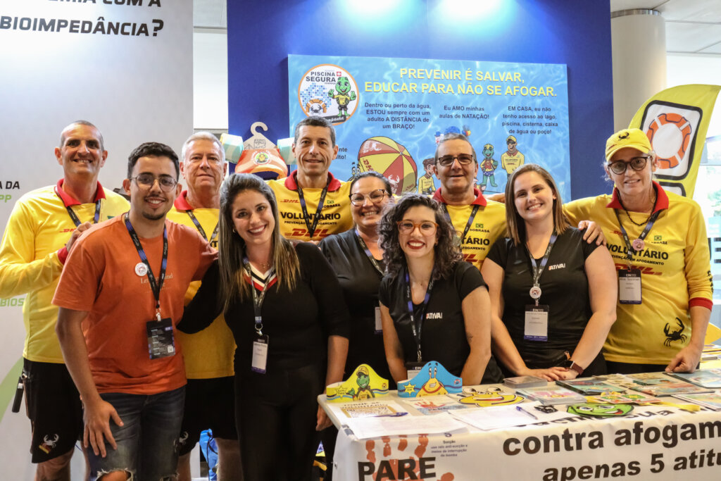 Grupo reunido no estande da Ativa Náutica e SOBRASA durante encontro de natação