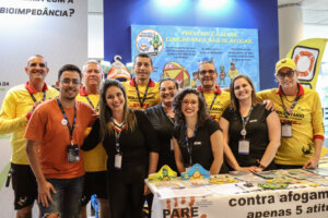 Grupo reunido no estande da Ativa Náutica e SOBRASA durante encontro de natação
