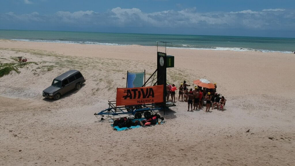 Estrutura da Ativa Náutica montada na praia, vista de cima