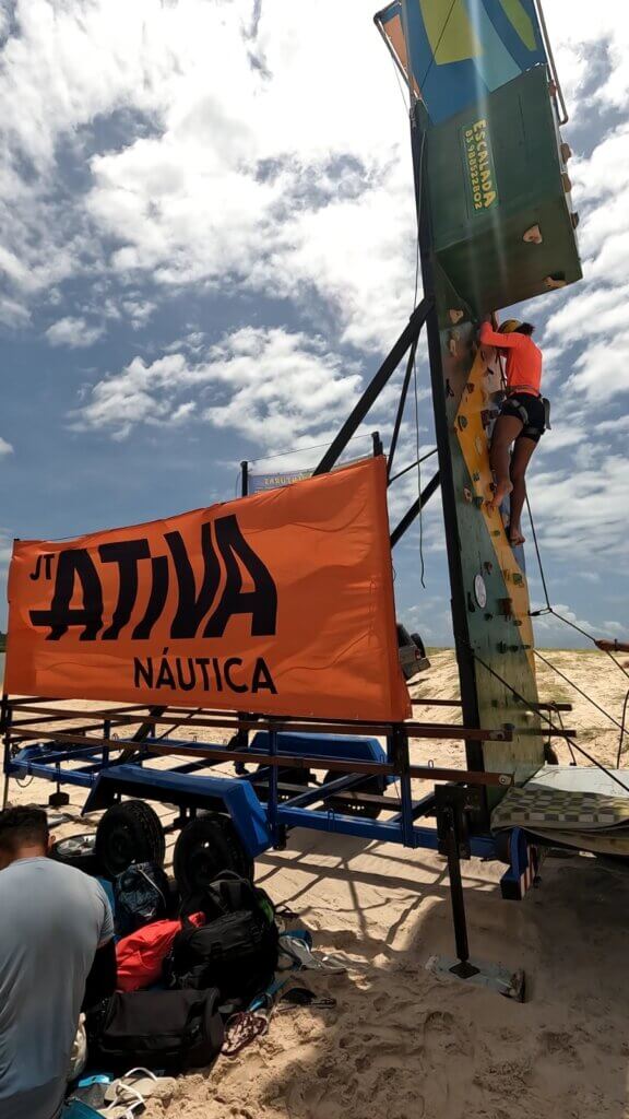 Espaço da Ativa Náutica montado na praia durante capacitação de condutores