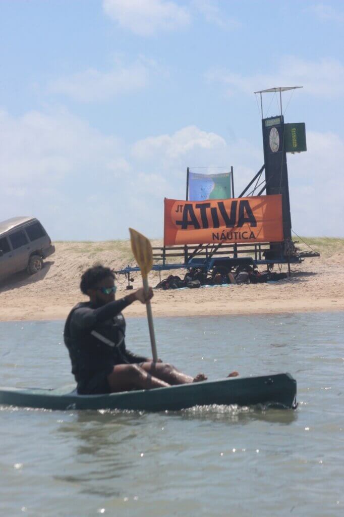 Participante remando em caiaque próximo ao espaço da Ativa Náutica