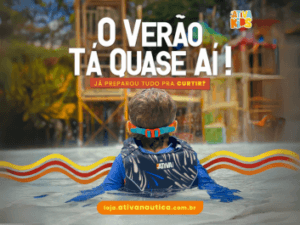 Criança na piscina usando colete salva-vidas em arte de segurança para o verão