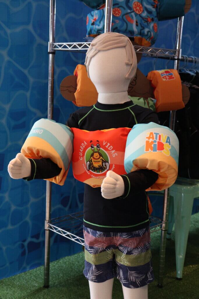 Manequim infantil usando Colete Kimzinho Ativa Kids SOBRASA