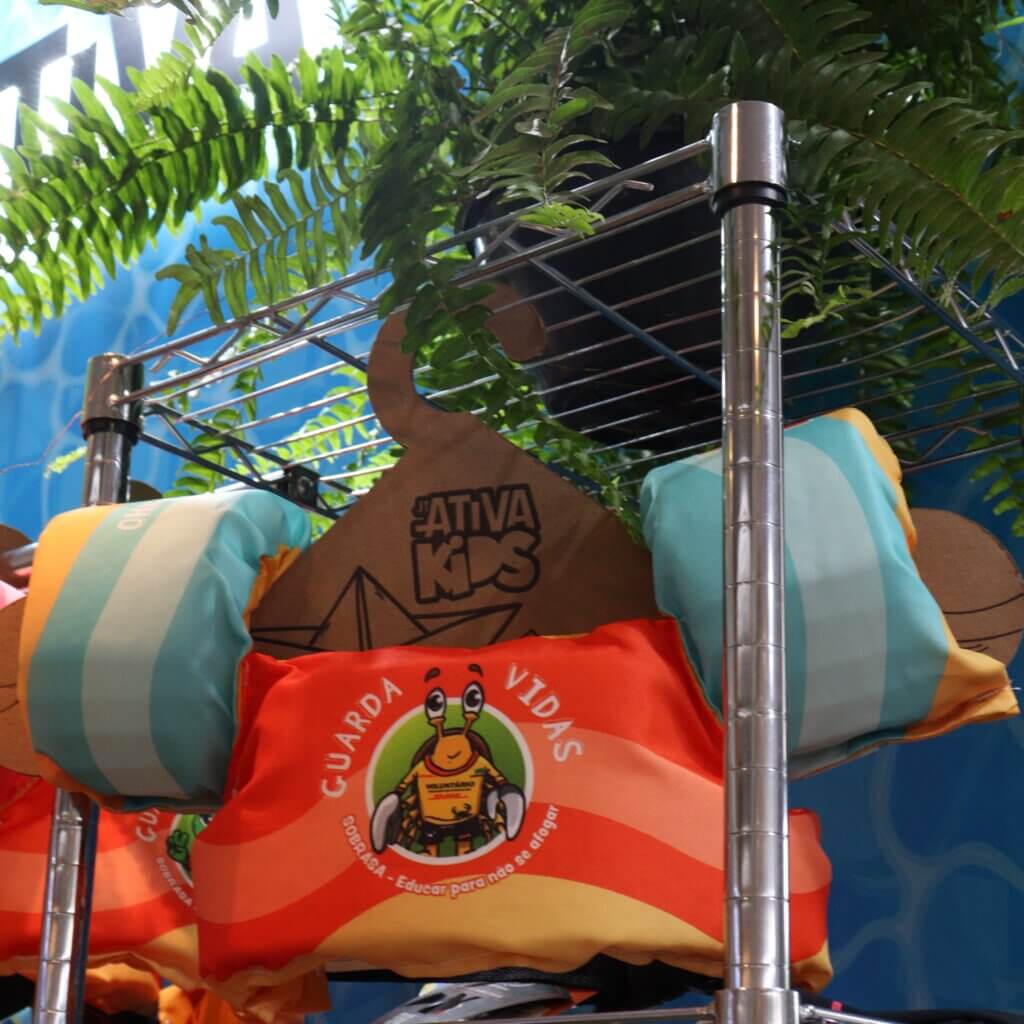 Colete infantil Kimzinho Ativa Kids SOBRASA em exposição