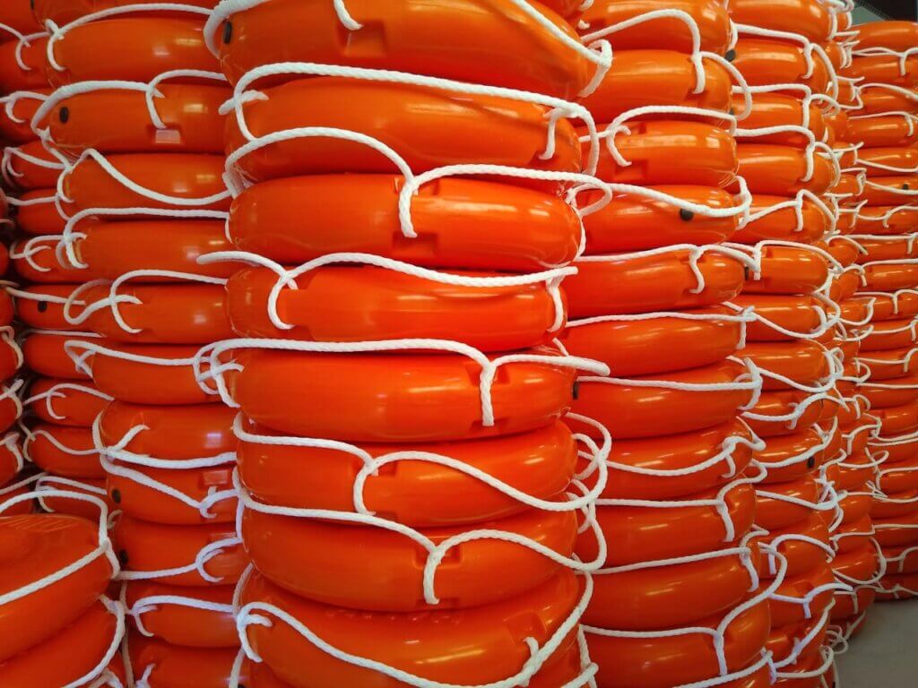 Boias de salvamento laranja com cordas brancas empilhadas