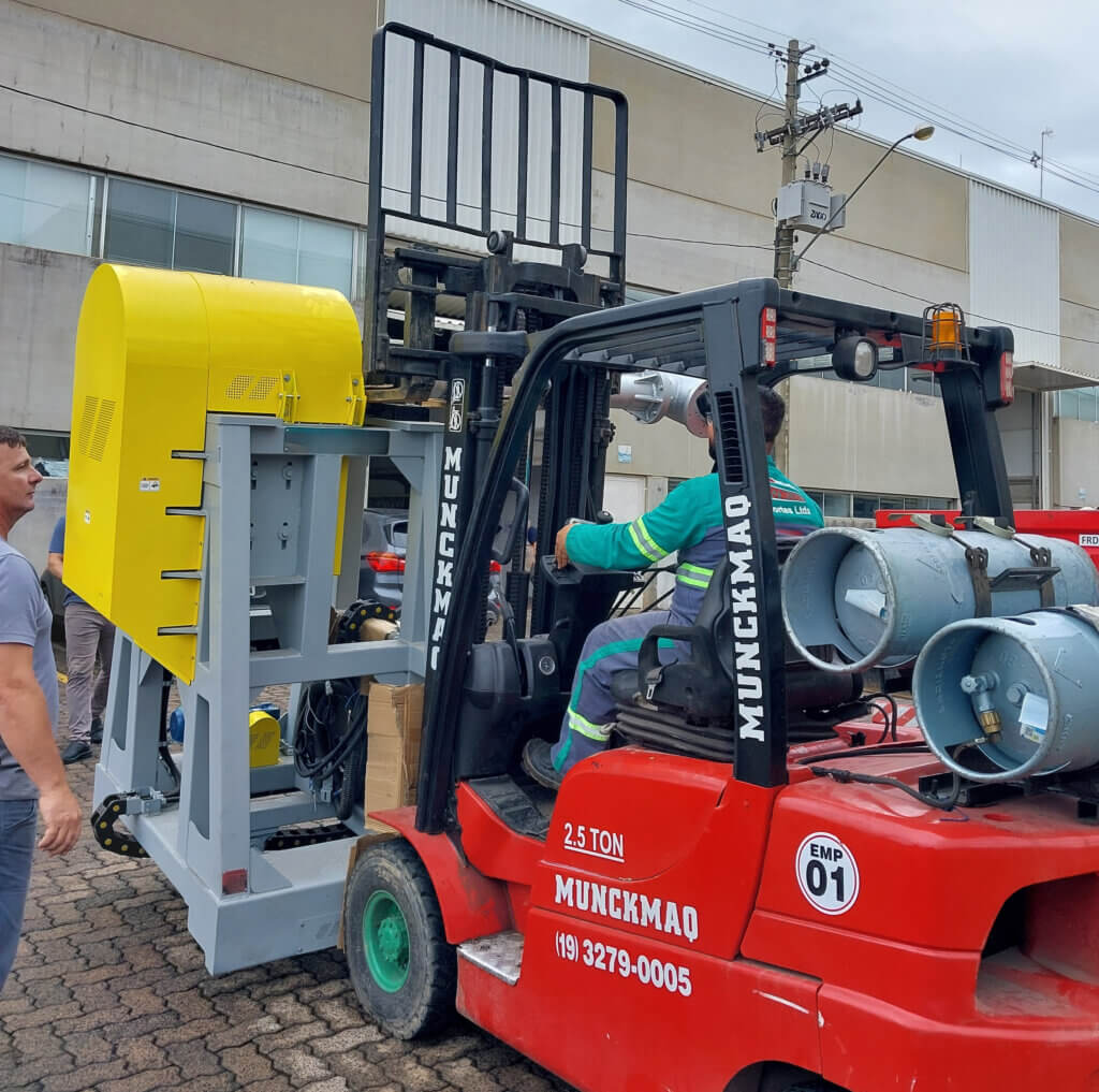 Empilhadeira transportando equipamento industrial na fábrica da Ativa Náutica