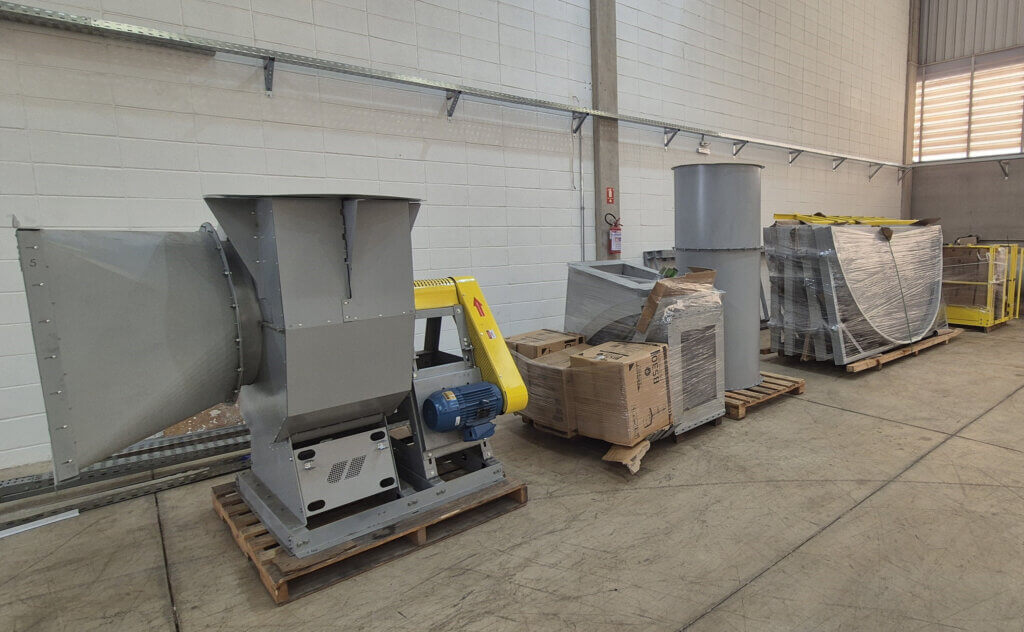 Equipamentos industriais para produção de boias dentro da fábrica da Ativa Náutica