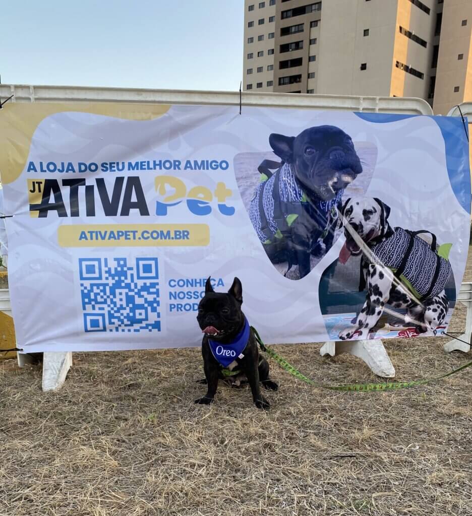 Cachorro diante de painel da Ativa Pet no Rolê dos Pets