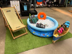 Espaço da Ativa Náutica montado na Decathlon para evento de segurança e diversão na água
