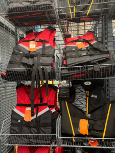Coletes salva-vidas expostos em prateleira na Decathlon