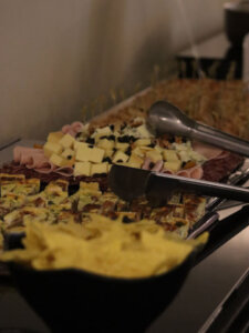 Mesa de buffet durante encontro da Ativa Náutica