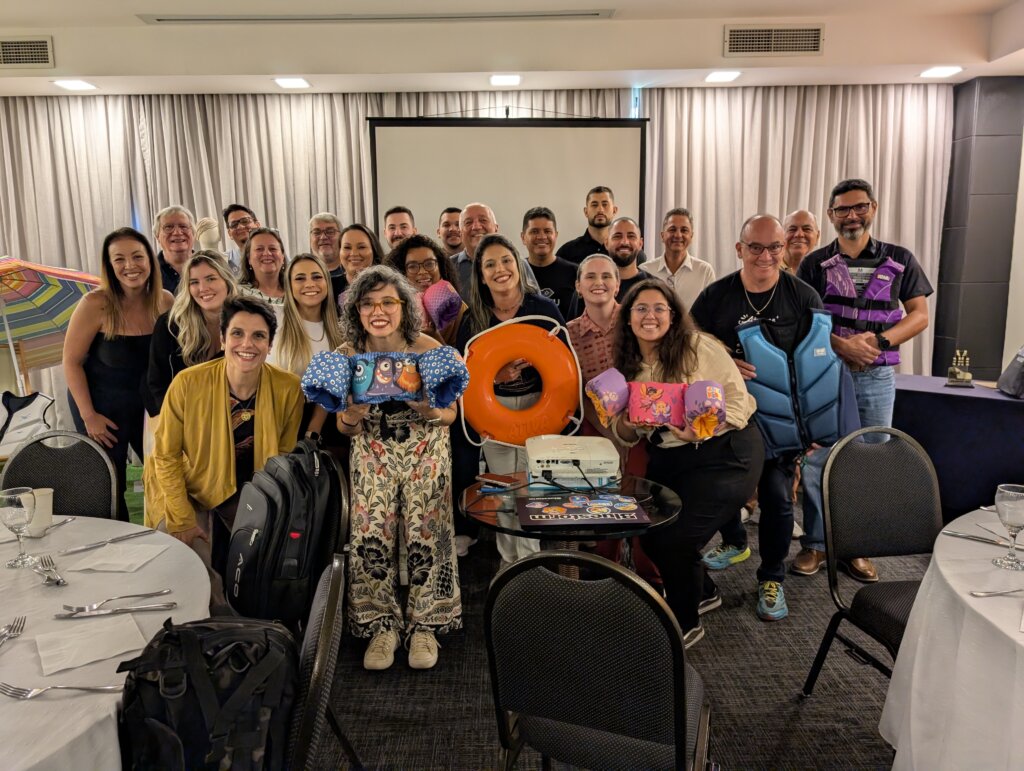 Grupo reunido em encontro da Ativa Náutica com produtos náuticos em exposição
