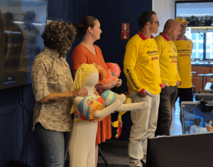 Participantes exibindo equipamentos de flutuação infantil em encontro sobre segurança aquática