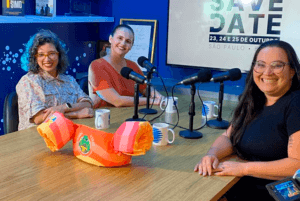 Participantes em conversa sobre segurança aquática com colete infantil sobre a mesa