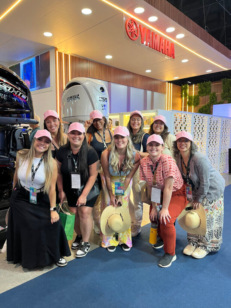 Grupo de visitantes no estande da Yamaha durante a Pesca Trade Show 2025
