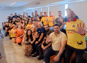 Grupo reunido durante encontro sobre segurança aquática