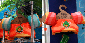 Coletes salva-vidas infantis laranja expostos em prateleira