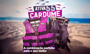Arte do Colete Ativa 55 Cardume Roxo em cenário de praia