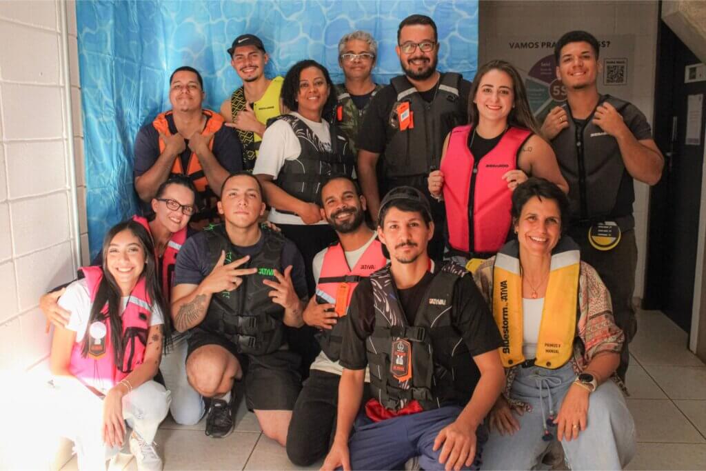 Grupo reunido com coletes salva-vidas durante a campanha Wear It 2025