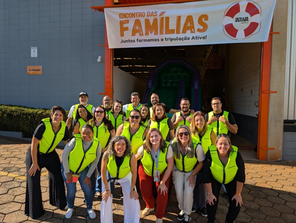 Grupo usando coletes salva-vidas durante a Festa da Família 2025