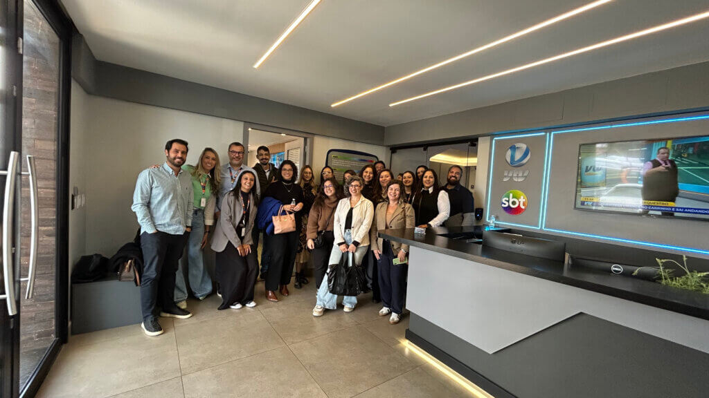 Grupo durante visita aos estúdios do SBT