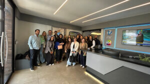 Grupo durante visita aos estúdios do SBT