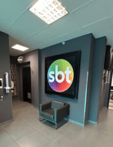 Área interna dos estúdios do SBT com logotipo da emissora