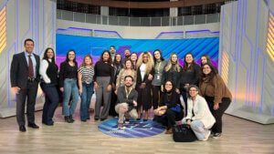 Grupo reunido em cenário de estúdio do SBT